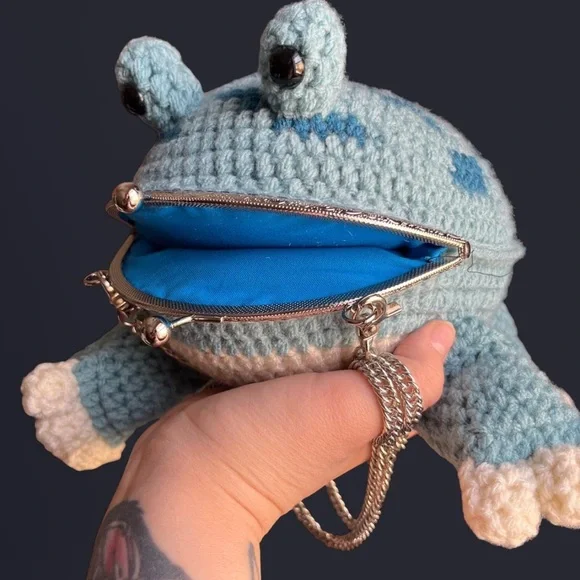 Handmade Crochet Blue Speckled Frog Crossbody Purse - Picture 6 of 6